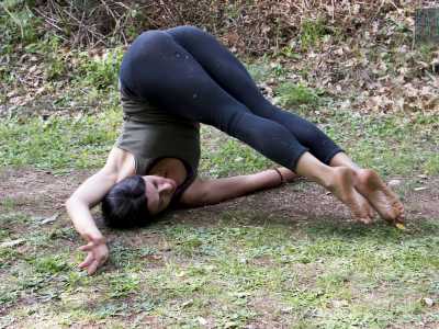 L'esecuzione delle cosiddette "cadute": una via di mezzo tra la capovolta in avanti della ginnastica artistica e gli atterraggi tipici del parkour